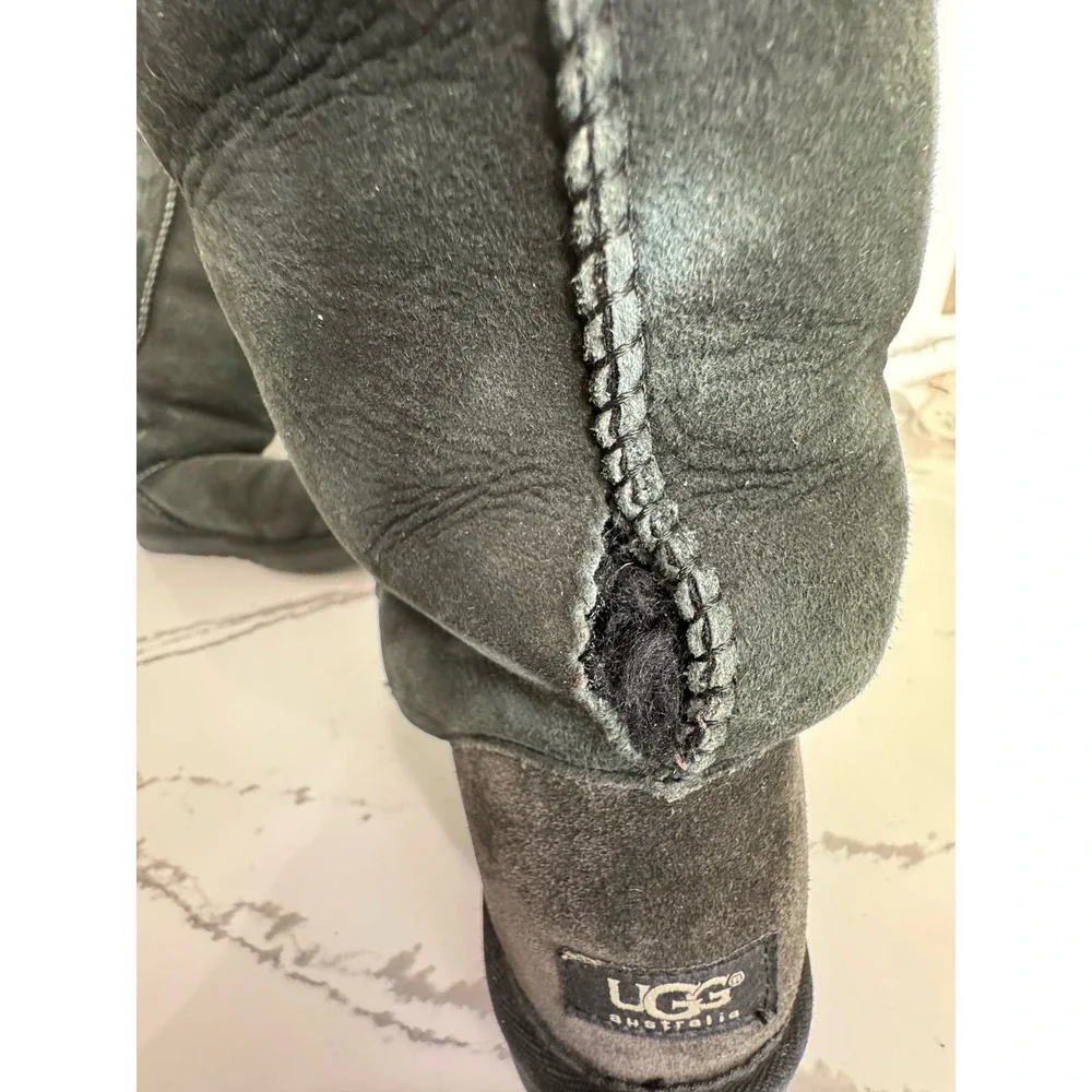 Ugg Classic 5815 Size 9 Women‎ Black (has small rip)
